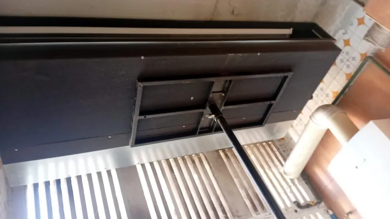 Máquina de conductos instalada en el falso techo de una vivienda, con la rejilla de retorno debajo