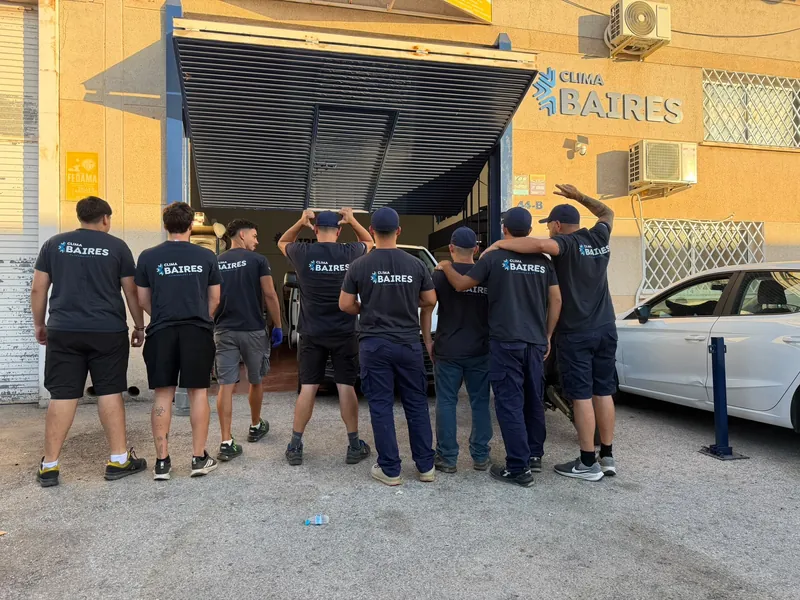 El equipo de Clima Baires al completo entrando a una obra, con la camiseta de la casa