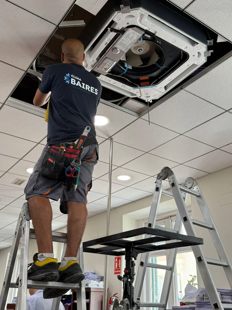 Instalación de un aire acondicionado tipo cassette en el falso techo de una oficina