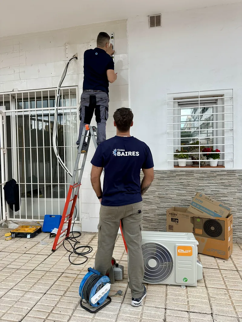 Técnicos de Clima Baires preparando la instalación de la unidad exterior en una vivienda unifamiliar