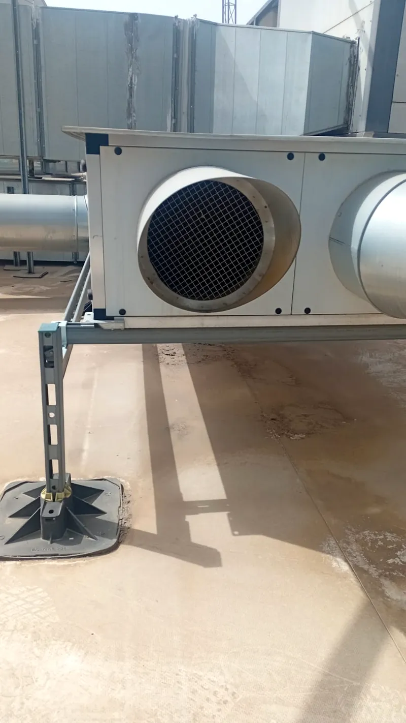 Unidad de conductos de gran potencia instalada en la cubierta de un local comercial, con las bocas de impulsión listas
